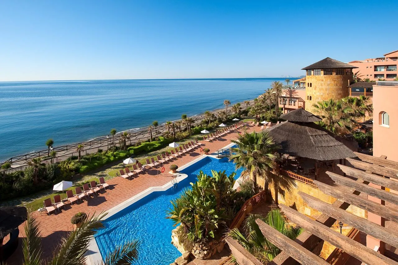 Este lujoso hotel frente al mar ofrece habitaciones elegantes con vistas al mar, un spa completo con talasoterapia, y varios restaurantes gourmet, perfecto para una escapada de golf y relax. Alojamientos en San Roque