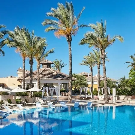 Complejo de apartamentos con todas las comodidades, ideal para familias y grupos que buscan una estancia flexible y cercana a varios campos de golf. Cuenta con piscina, gimnasio, y restaurante.