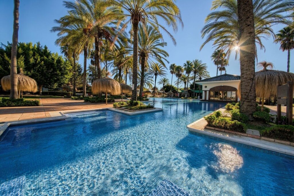Inmood San Roque Hotel es un establecimiento moderno y elegante que ofrece habitaciones confortables y bien equipadas. Cuenta con piscina, gimnasio, y un restaurante que sirve cocina local e internacional. Alojamientos en San Roque. Accommodations